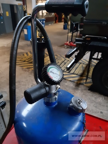 Sprzęt warsztatowy - pakiet zawierający 5 poz. asort. (wg oddzielnego wykazu), w tym: napełniacz oleju oraz szlifierki stołowe 